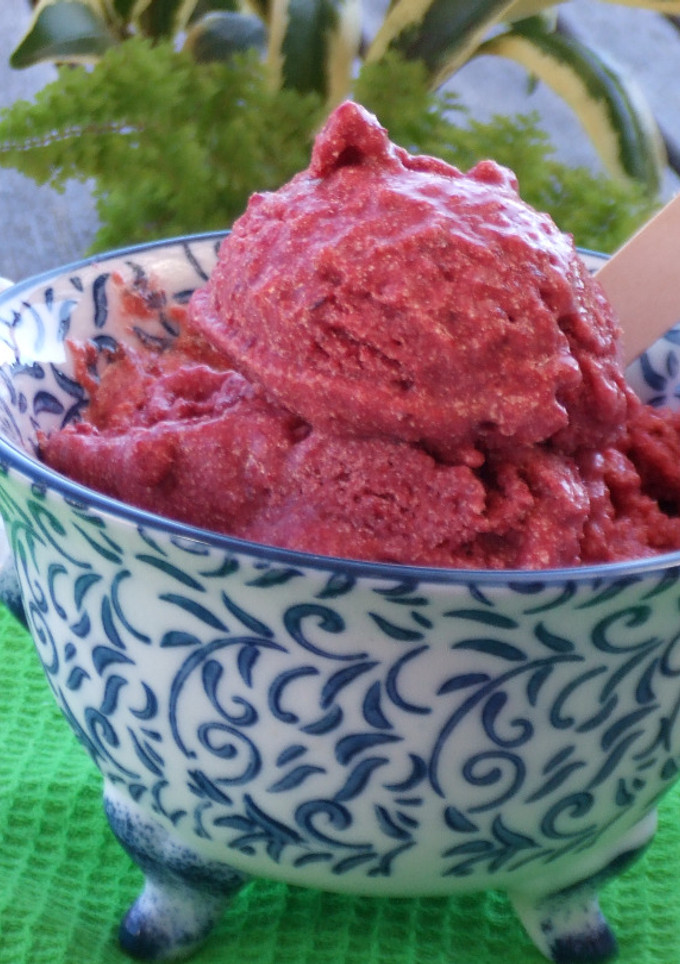 Una foto de Helado exquisito de cerezas y albaricoques (damascos) muy fácil