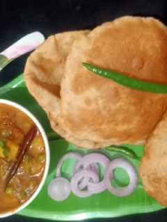 पूरी आलू की सब्जी(Puri aloo ki sabji recipe in Hindi) रेसिपी मुख्य फोटो