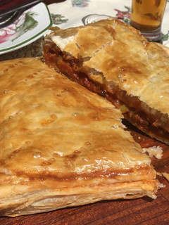 Una foto de Empanada de pisto y atún