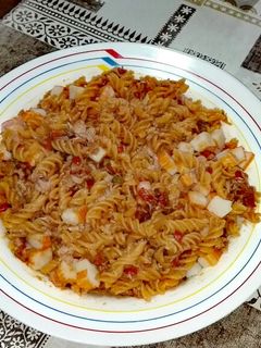 Una foto de Ensalada de espirales de lentejas con atún