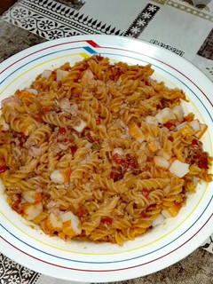 Una foto de Ensalada de espirales de lentejas con atún