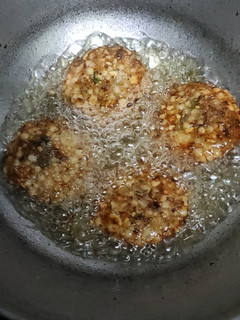 A picture of Sabudana vada.