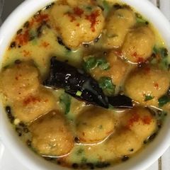 A picture of Rajasthani pakoda kadhi.