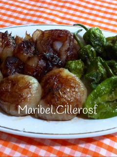 Una foto de Cebollitas francesas glaseadas y pimientos de Padrón fritos (para guarnición)