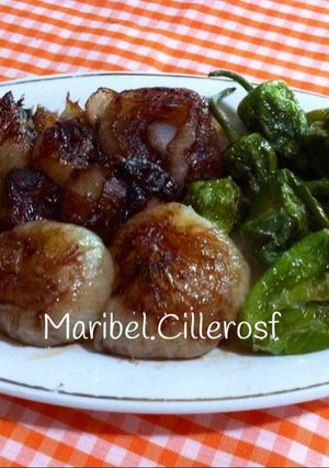 Una foto de Cebollitas francesas glaseadas y pimientos de Padrón fritos (para guarnición)