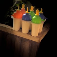 A picture of Vanilla cheese cake popsicles.