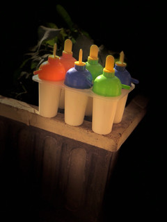 A picture of Vanilla cheese cake popsicles.