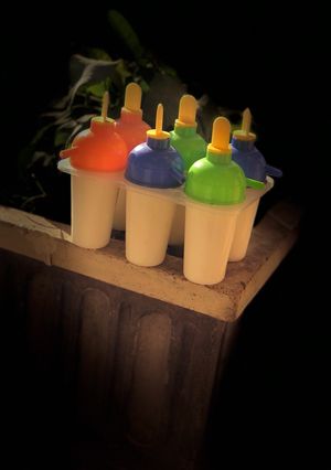 A picture of Vanilla cheese cake popsicles.