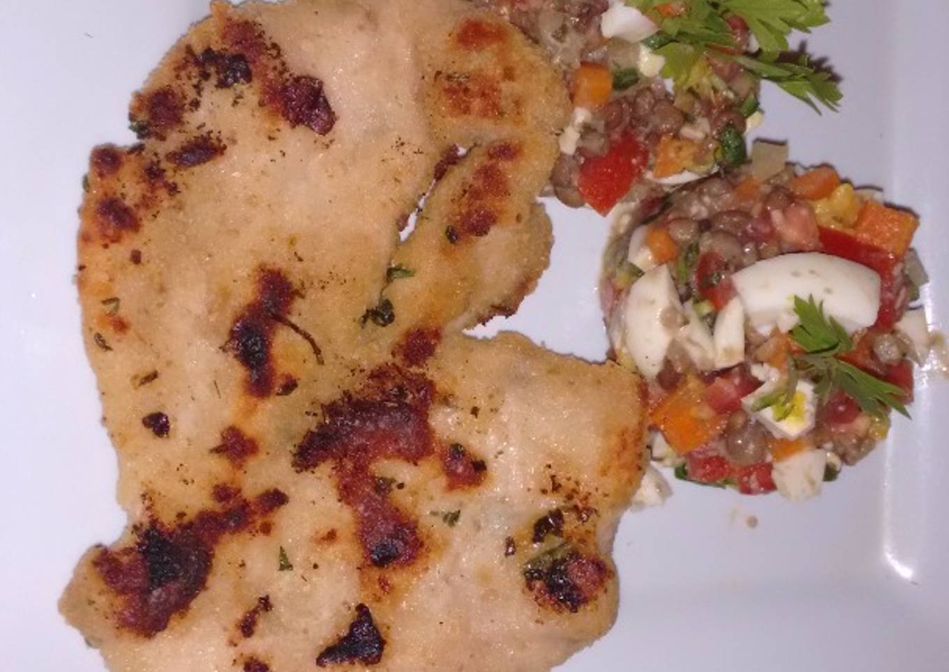 Milanesa de pollo con ensalada de lentejas