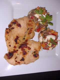 Una foto de Milanesa de pollo con ensalada de lentejas