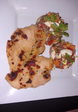 Una foto de Milanesa de pollo con ensalada de lentejas