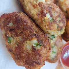 A picture of पोटैटो पनीर चीज़ पॉकेट (Potatoes paneer cheese pocket recipe in Hindi).
