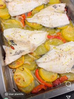 Una foto de Dorada al horno con patatas panadera