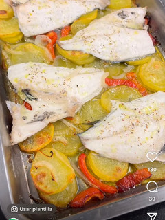 Una foto de Dorada al horno con patatas panadera