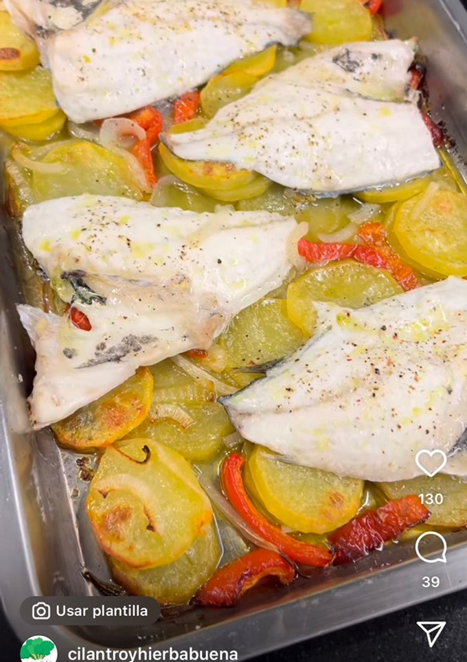 Una foto de Dorada al horno con patatas panadera
