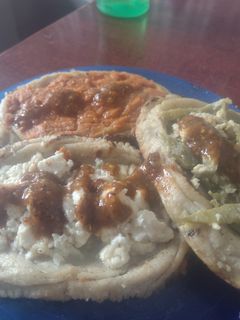 Una foto de HUARACHES DE FRIJOLES, Requesón NOPALES CON HUEVO 😍😍