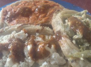 Una foto de HUARACHES DE FRIJOLES, Requesón NOPALES CON HUEVO 😍😍