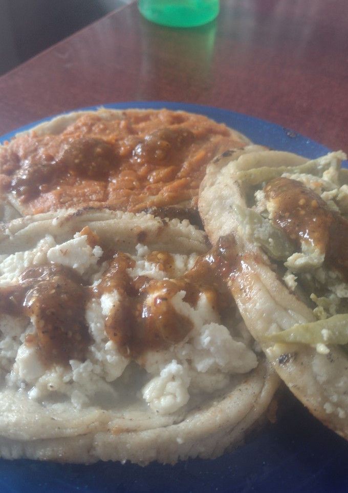 Una foto de HUARACHES DE FRIJOLES, Requesón NOPALES CON HUEVO 😍😍