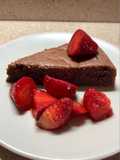 Torta la cioccolato🍰🍫 accompagnata con fragole fresche🍓