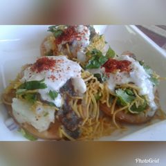 A picture of Sev and Dahi Puri.