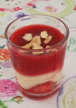 Une photo de Verrine fraise-coco