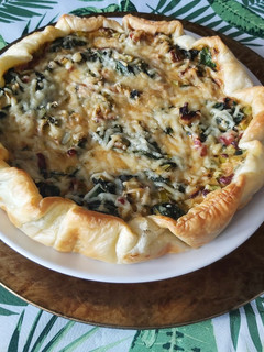 Una foto de Quiche de hojaldre de puerros y espinacas