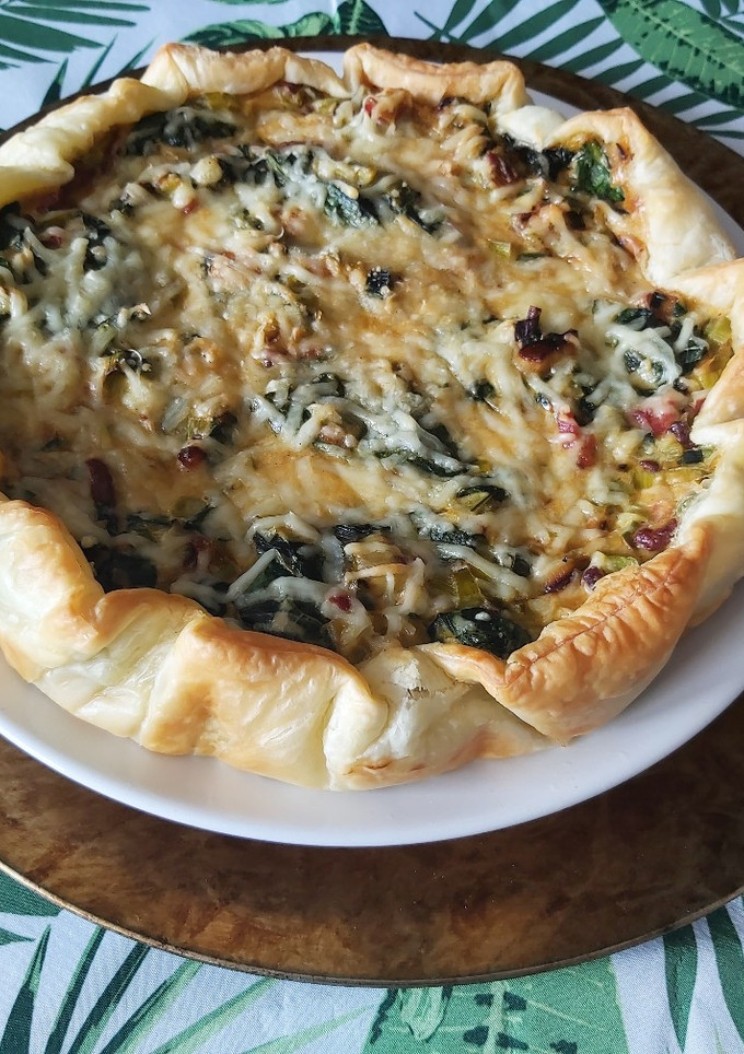 Una foto de Quiche de hojaldre de puerros y espinacas