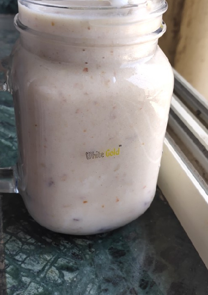 A picture of Dates and banana shake.