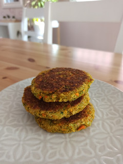 Una foto de Hamburguesas de brócoli y zanahorias