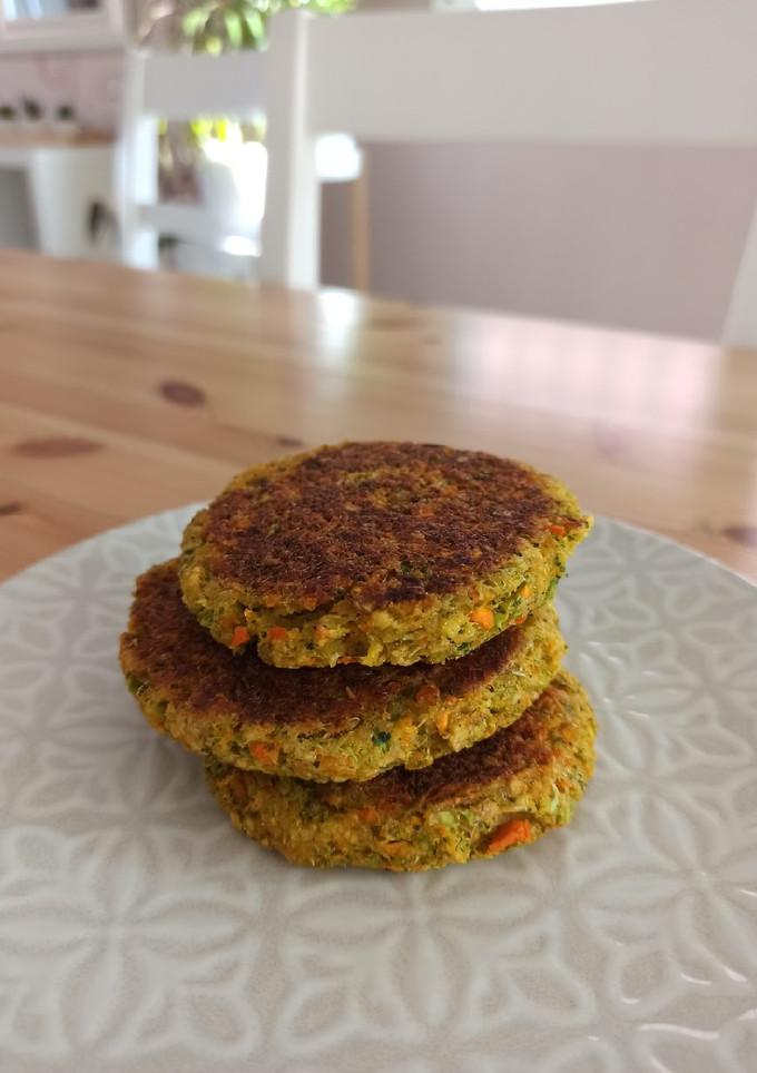 Una foto de Hamburguesas de brócoli y zanahorias