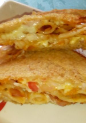 A picture of Cheese pasta sandwich.