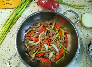 Hình của món Bê thui (bò tơ) xào hành tỏi.