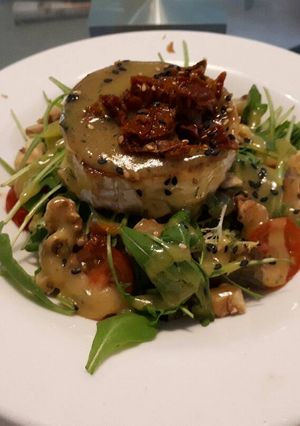 Foto principal de Ensalada con cabra y crujiente de ibérico