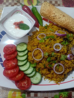 વઘારેલી ખીચડી (Vaghareli Khichdi recipe in Gujarati) રેસીપી મુખ્ય ફોટો