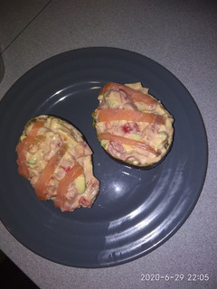 Una foto de Aguacates rellenos de salmón