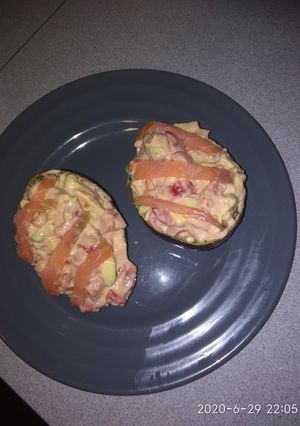 Una foto de Aguacates rellenos de salmón