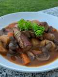 Guiso de Salchichas al vino tinto con champiñones
