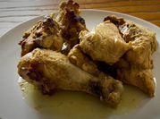Una foto de pollo en cacahuate con chiles