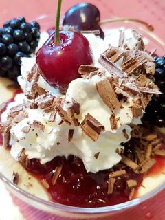 Una foto de Postre Chocolate Blanco con Baileys y Cerezas
