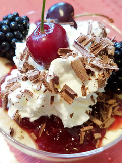 Una foto de Postre Chocolate Blanco con Baileys y Cerezas