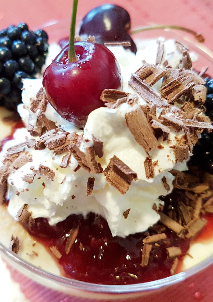 Una foto de Postre Chocolate Blanco con Baileys y Cerezas