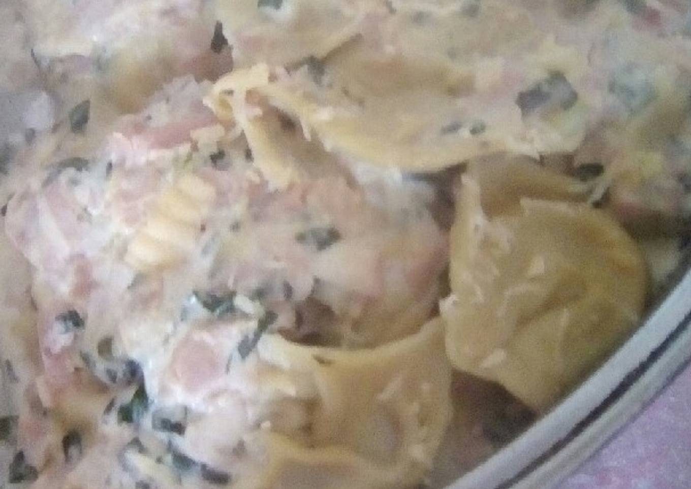 Capelettis rellenos de calabaza y pollo con salsa de verdeo