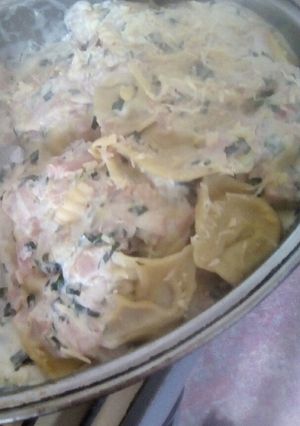 Una foto de Capelettis rellenos de calabaza y pollo con salsa de verdeo