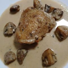 A picture of Creamy chicken and mushrooms.