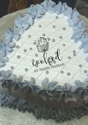 A picture of 3 color cream cake.