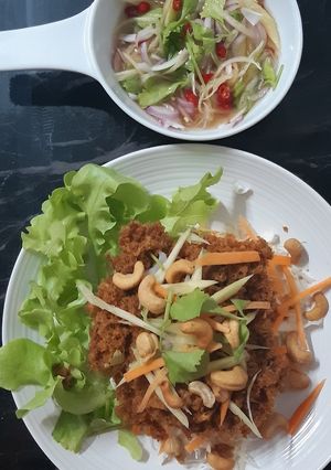 รูปของ "ยำปลาทูน่าฟู" Crispy Tuna Spicy Salad🌶🧅🥕🥭