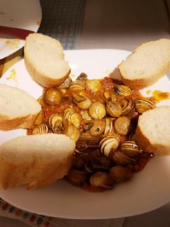Una foto de Caracoles con salsita