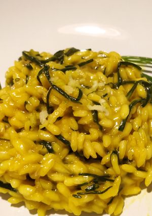 Foto di Risotto con agretti, curcuma e scorza di limone