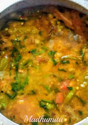 A picture of Dal Palak with Veggies.