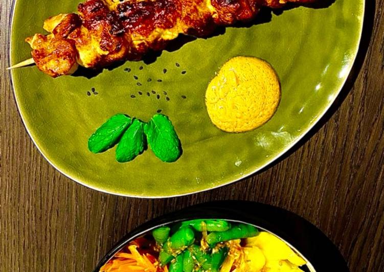 Asiatische Hühnerspieße mit Erdnusssoße und Salat mit Glasnudeln und Mango